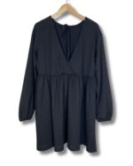 Kaela tagant seotav avara lõikega kleit